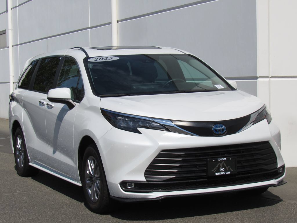 Used 2025 Toyota Sienna XLE FWD image 2