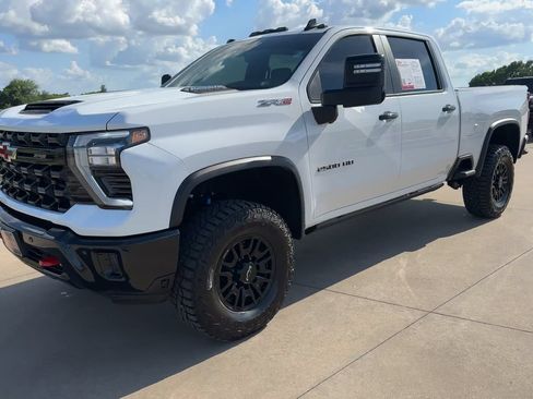 Used 2025 Chevrolet Silverado 2500 ZR2 w/ Technology Package AWD/4WD image 4