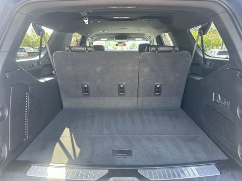 Used 2025 Chevrolet Suburban Premier image 33