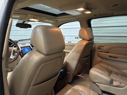 Used 2011 Cadillac Escalade ESV Premium image 24