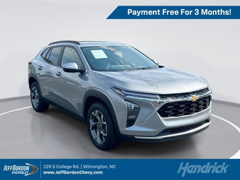 Used 2025 Chevrolet Trax LT w/ LT Convenience Package FWD image 1