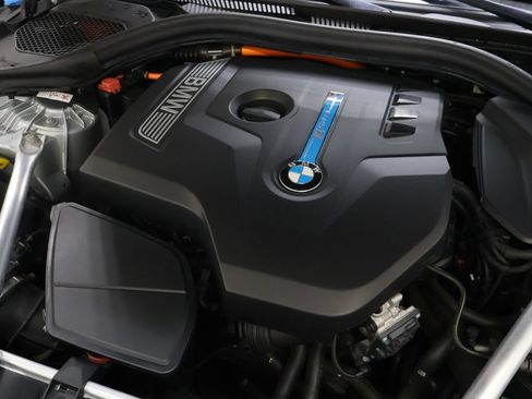 Used 2018 BMW 530e xDrive w/ Premium Package 2 AWD/4WD image 28