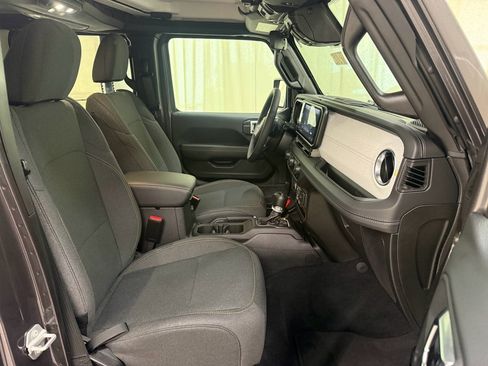 Used 2025 Jeep Wrangler Sahara image 23
