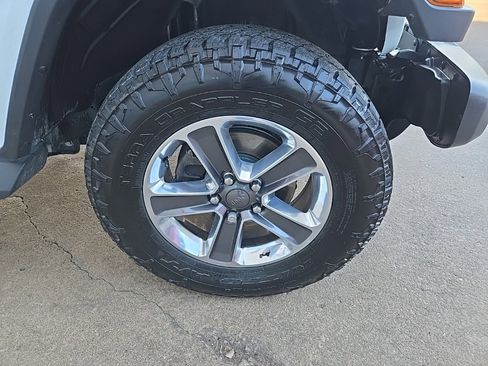 Used 2018 Jeep Wrangler Unlimited Sahara image 30