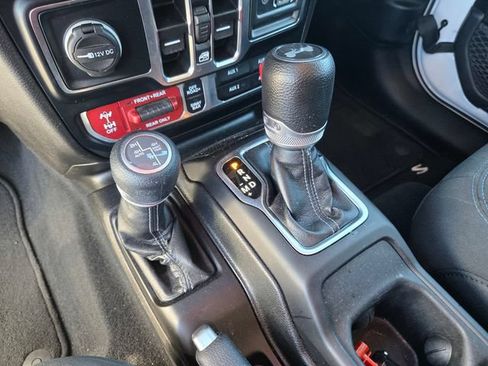 Used 2024 Jeep Wrangler Unlimited Rubicon 4xe AWD/4WD image 14