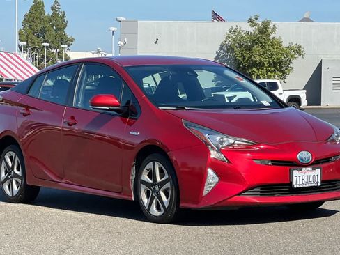 Used 2017 Toyota Prius Three FWD image 5