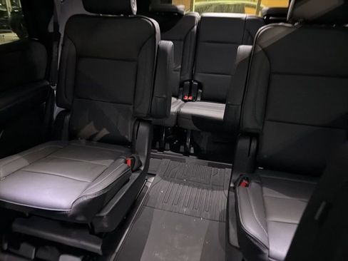 Used 2025 GMC Yukon Denali w/ Denali Reserve Package image 9