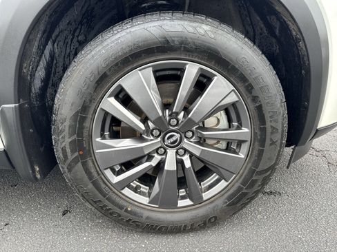 Used 2022 Nissan Pathfinder SV image 2