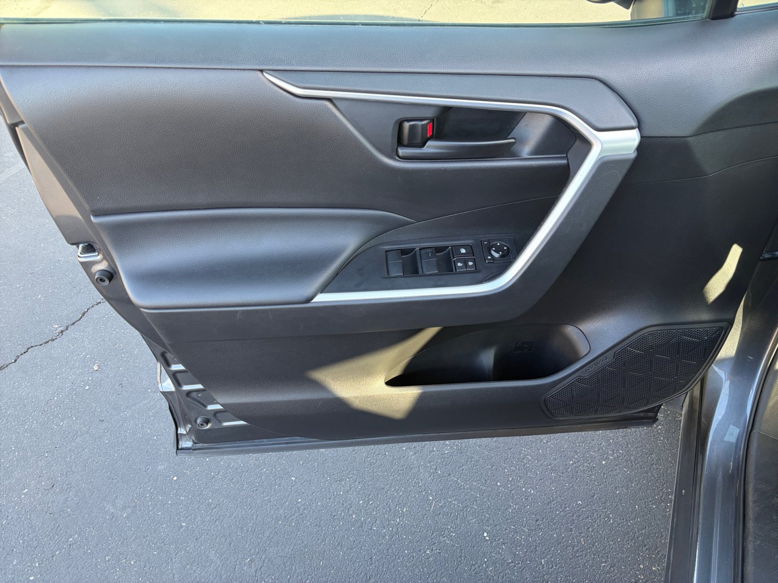 Used 2022 Toyota RAV4 LE AWD/4WD image 9