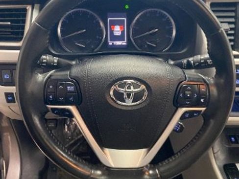 Used 2019 Toyota Highlander Limited FWD image 22