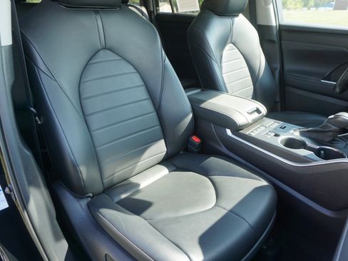 Used 2021 Toyota Highlander XLE image 25
