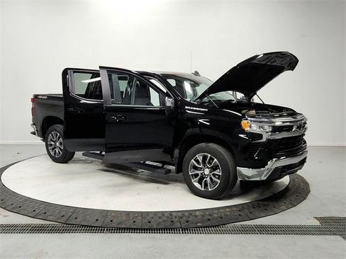 Used 2024 Chevrolet Silverado 1500 LT image 9