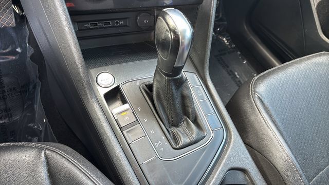 Used 2020 Volkswagen Tiguan SE w/ Panoramic Sunroof Package FWD image 30