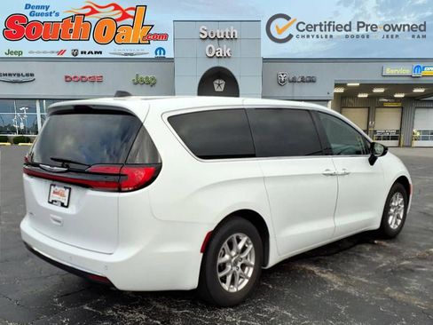 Certified 2024 Chrysler Pacifica Touring-L FWD image 3