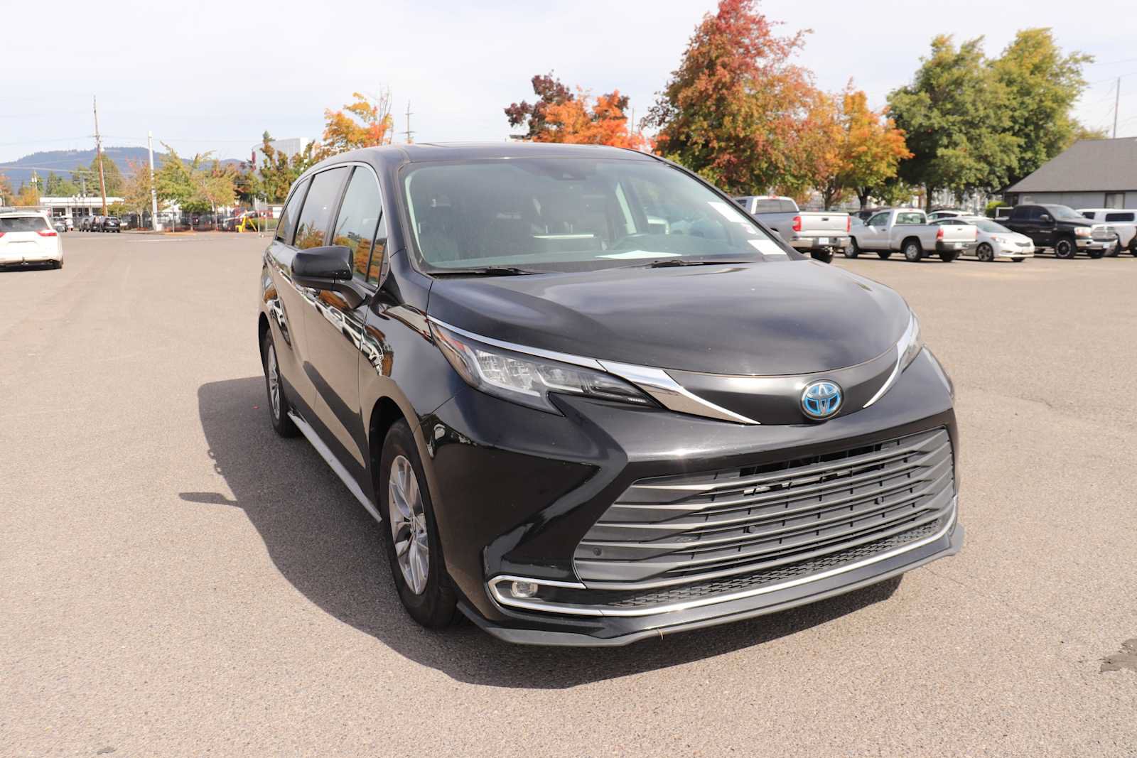 Used 2022 Toyota Sienna XLE FWD image 3