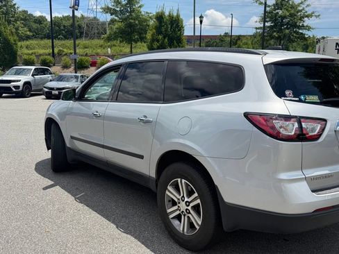 Used 2017 Chevrolet Traverse LS FWD image 6