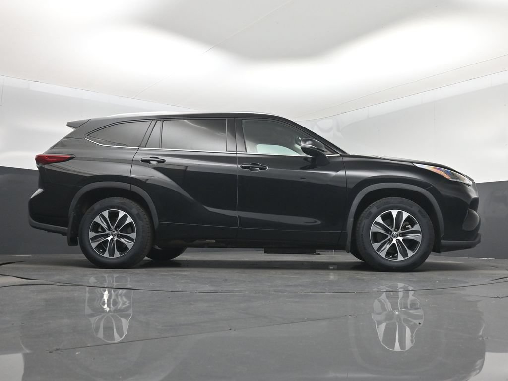 Used 2021 Toyota Highlander XLE AWD/4WD image 16