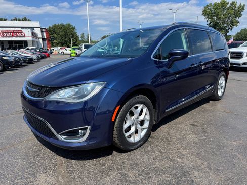 Used 2019 Chrysler Pacifica Touring-L Plus w/ Tire & Wheel Group FWD image 1