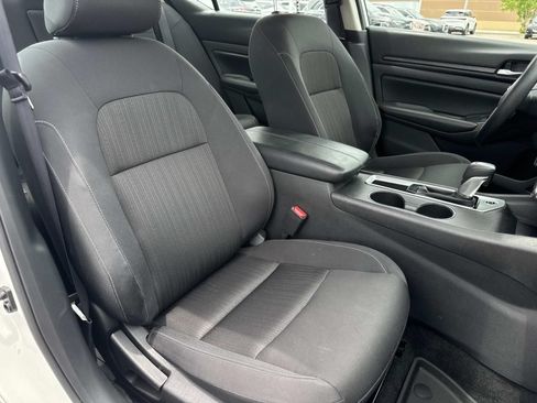 Used 2025 Nissan Altima 2.5 SV FWD image 12