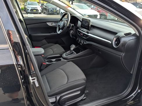 Used 2022 Kia Forte LXS FWD image 9