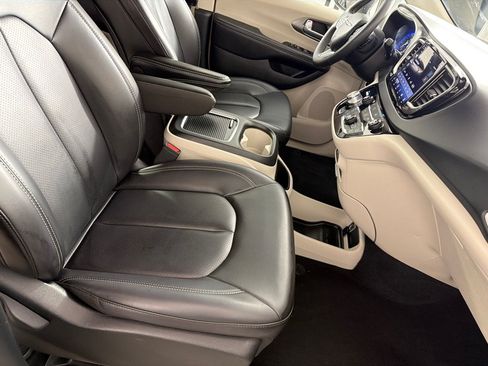 Used 2023 Chrysler Pacifica Touring-L FWD image 23