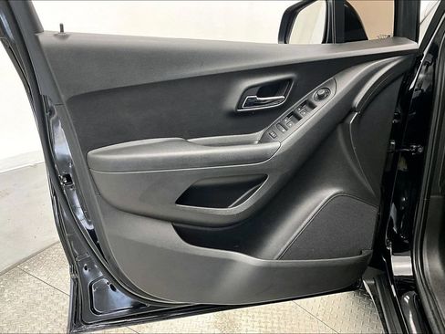 Used 2020 Chevrolet Trax LS FWD image 17
