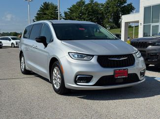 Used 2024 Chrysler Pacifica Touring-L FWD video 2