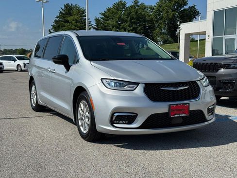 Used 2024 Chrysler Pacifica Touring-L FWD image 2