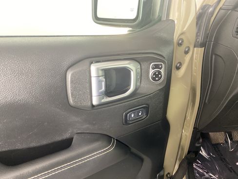 Used 2020 Jeep Gladiator Overland AWD/4WD image 18