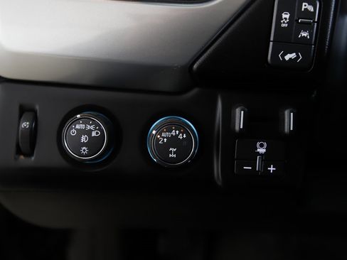 Used 2018 Chevrolet Suburban LT image 18