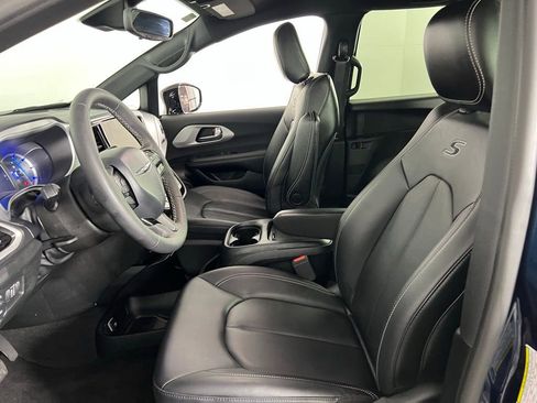 Certified 2024 Chrysler Pacifica Limited image 22