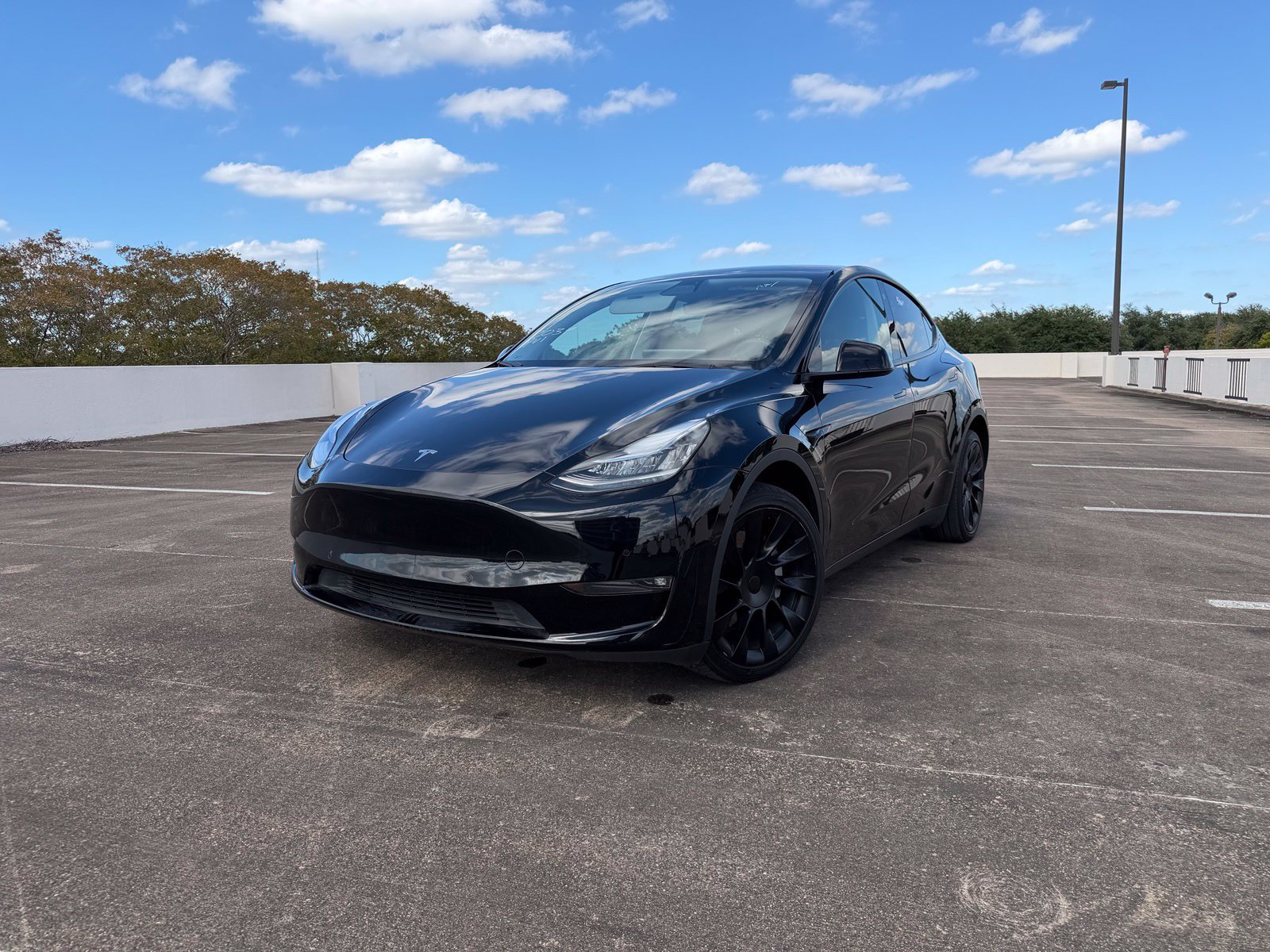 Used 2022 Tesla Model Y Long Range AWD/4WD image 1
