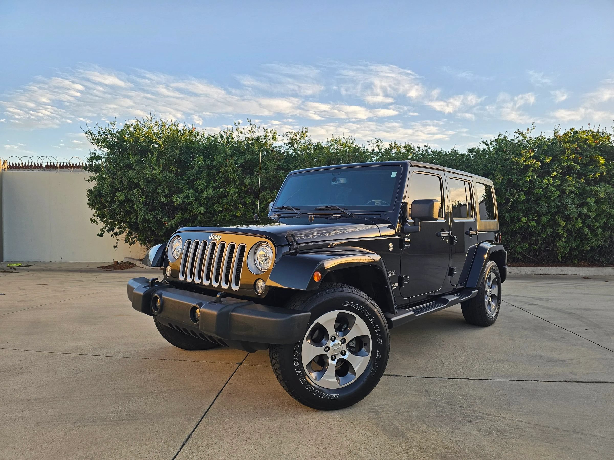 Used 2018 Jeep Wrangler Unlimited Sahara w/ Connectivity Group AWD/4WD image 1