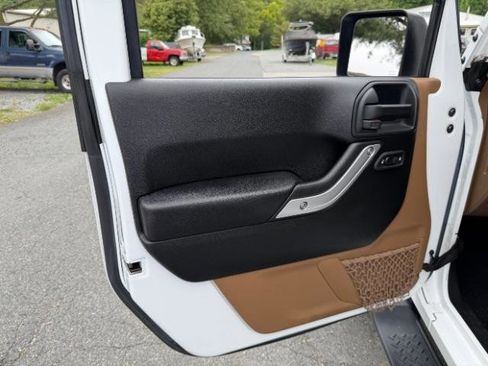 Used 2016 Jeep Wrangler Unlimited Sahara w/ Connectivity Group AWD/4WD image 9