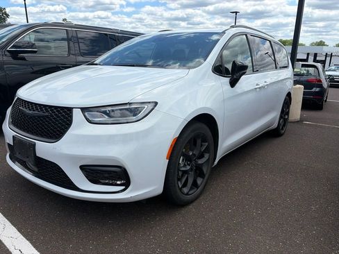 Used 2025 Chrysler Pacifica Limited FWD image 3