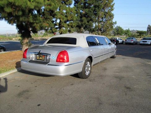 Used 2009 Lincoln Town Car Executive image 5