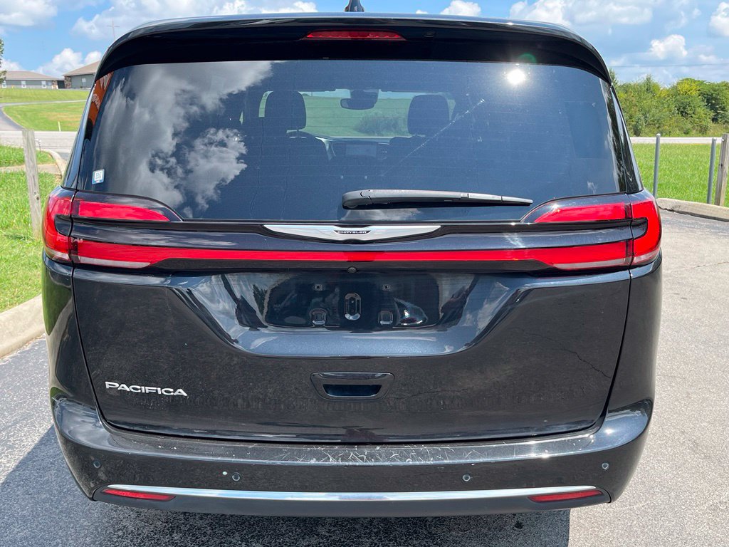 Used 2024 Chrysler Pacifica Touring FWD image 7