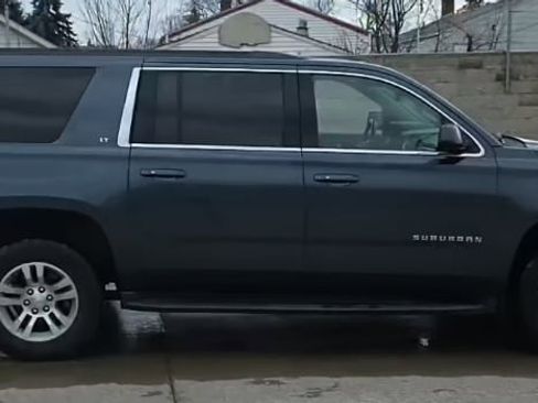 Used 2019 Chevrolet Suburban LT image 9