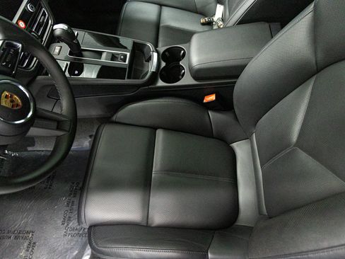 Used 2025 Porsche Macan AWD/4WD image 25