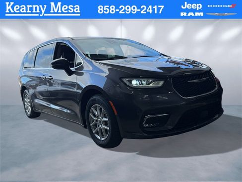 Used 2023 Chrysler Pacifica Touring-L image 1