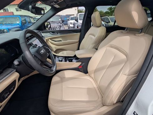 Certified 2023 Jeep Grand Cherokee Limited w/ Trailer Tow Prep Group (B) image 10