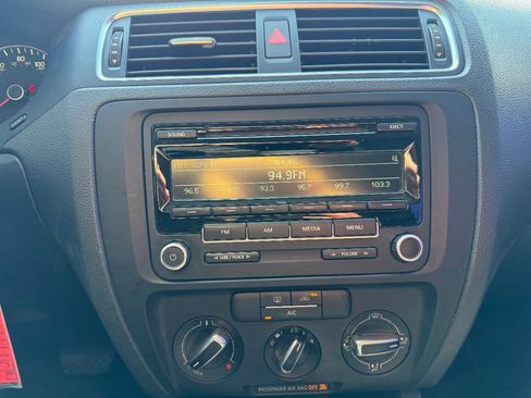 Used 2013 Volkswagen Jetta SE FWD image 17