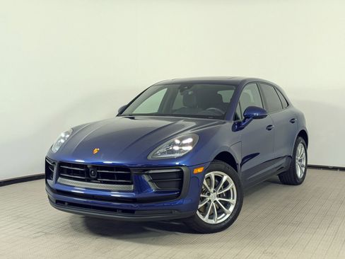 Certified 2025 Porsche Macan AWD/4WD image 1