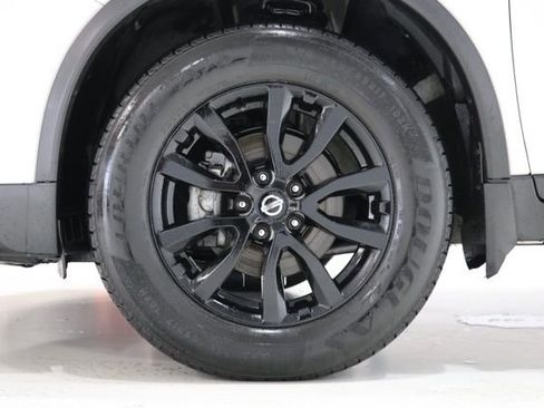 Used 2018 Nissan Rogue SV w/ Premium Package image 11