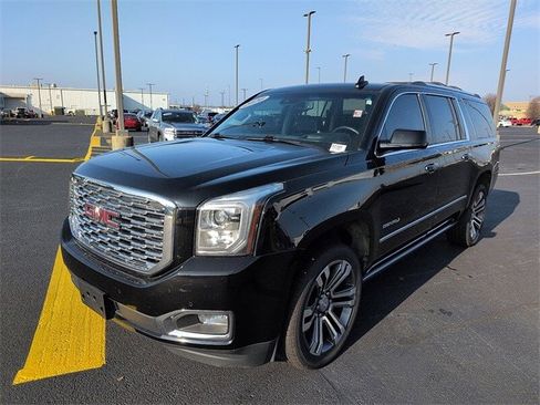 Used 2020 GMC Yukon XL Denali w/ Denali Premium Package image 3