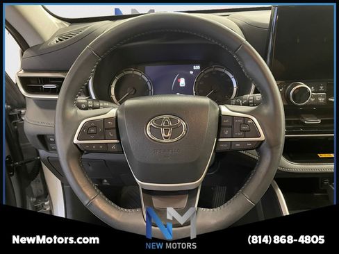 Used 2024 Toyota Highlander XLE AWD/4WD image 12