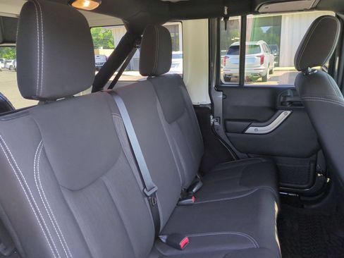 Used 2017 Jeep Wrangler Unlimited Sahara w/ Connectivity Group AWD/4WD image 21