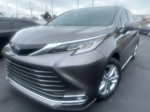 Used 2022 Toyota Sienna Limited FWD image 1