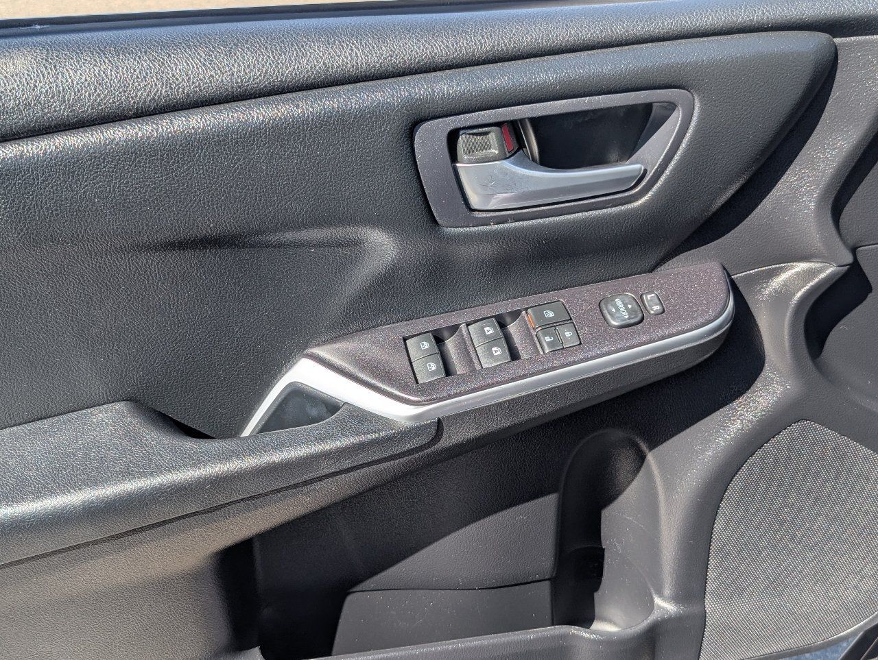 Used 2016 Toyota Camry SE w/ Moonroof Package FWD image 14
