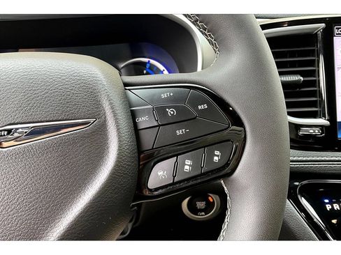 Used 2026 Chrysler Pacifica Premium FWD image 28